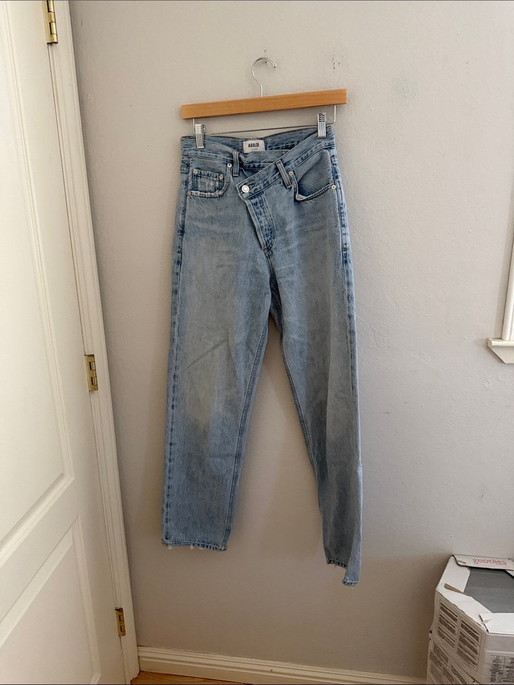 Agolde criss cross jeans size 24 missing interiror  button